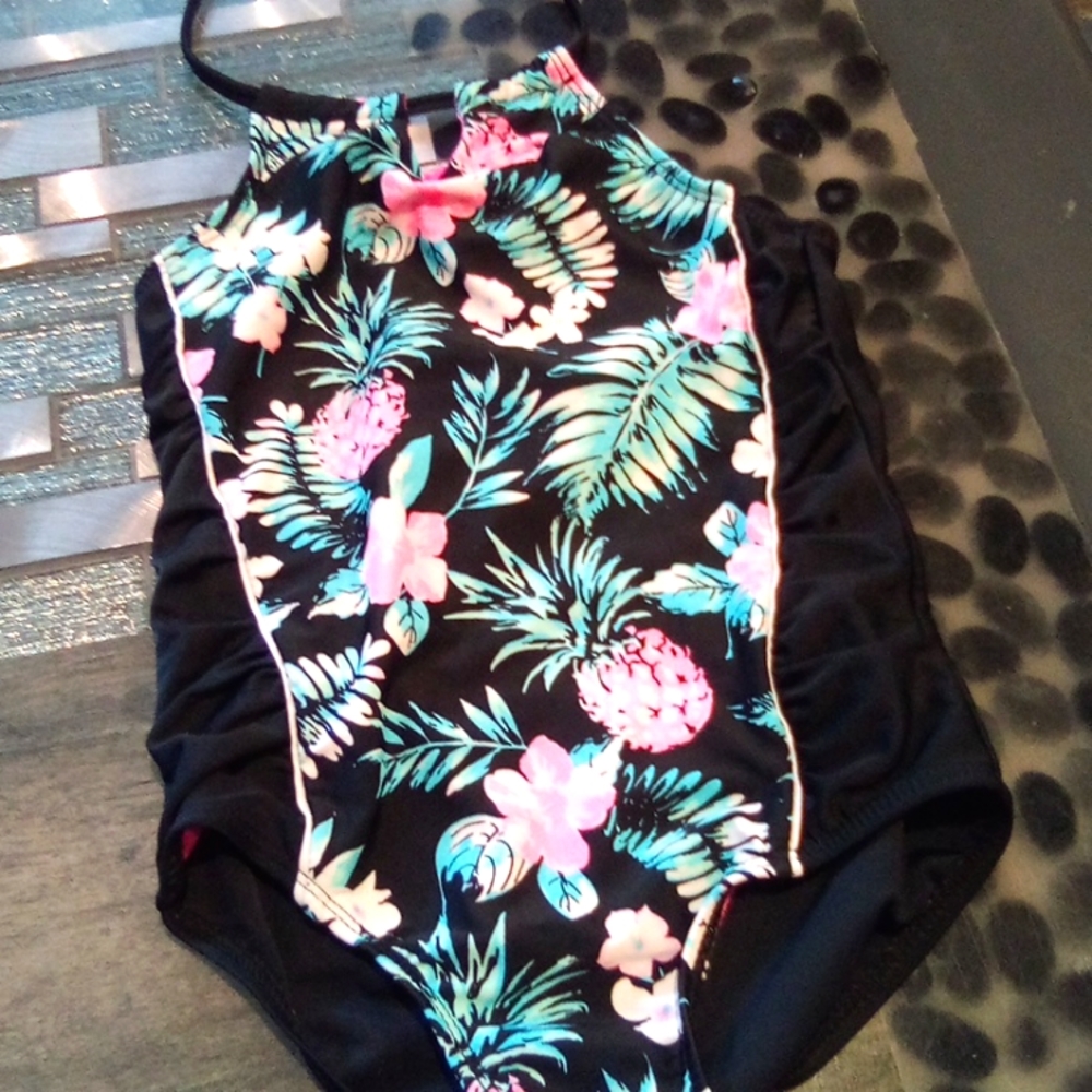 Big Chill girl's bathing suit.    Box 189